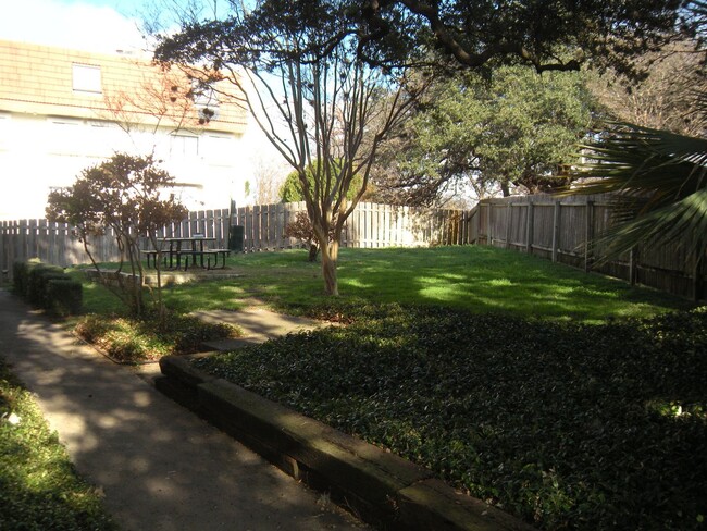 Foto del edificio - Hyde Park Oaks 1 Bedroom - Fall 2025 West ...