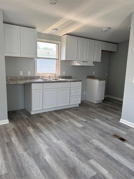 Building Photo - 1524 Crescent Ln Dr