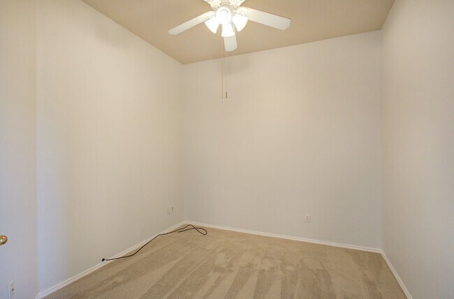 Building Photo - 3 Bedroom 2 Bath located in Beacon Hill