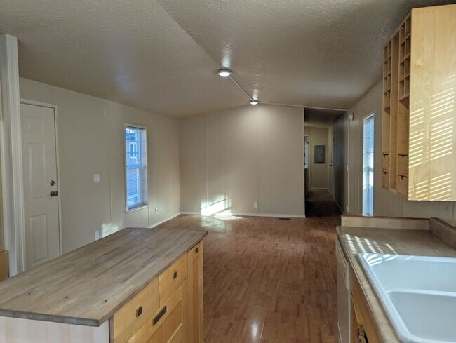 Building Photo - Charming 2 Bedroom Home - $300 Off Move-in...
