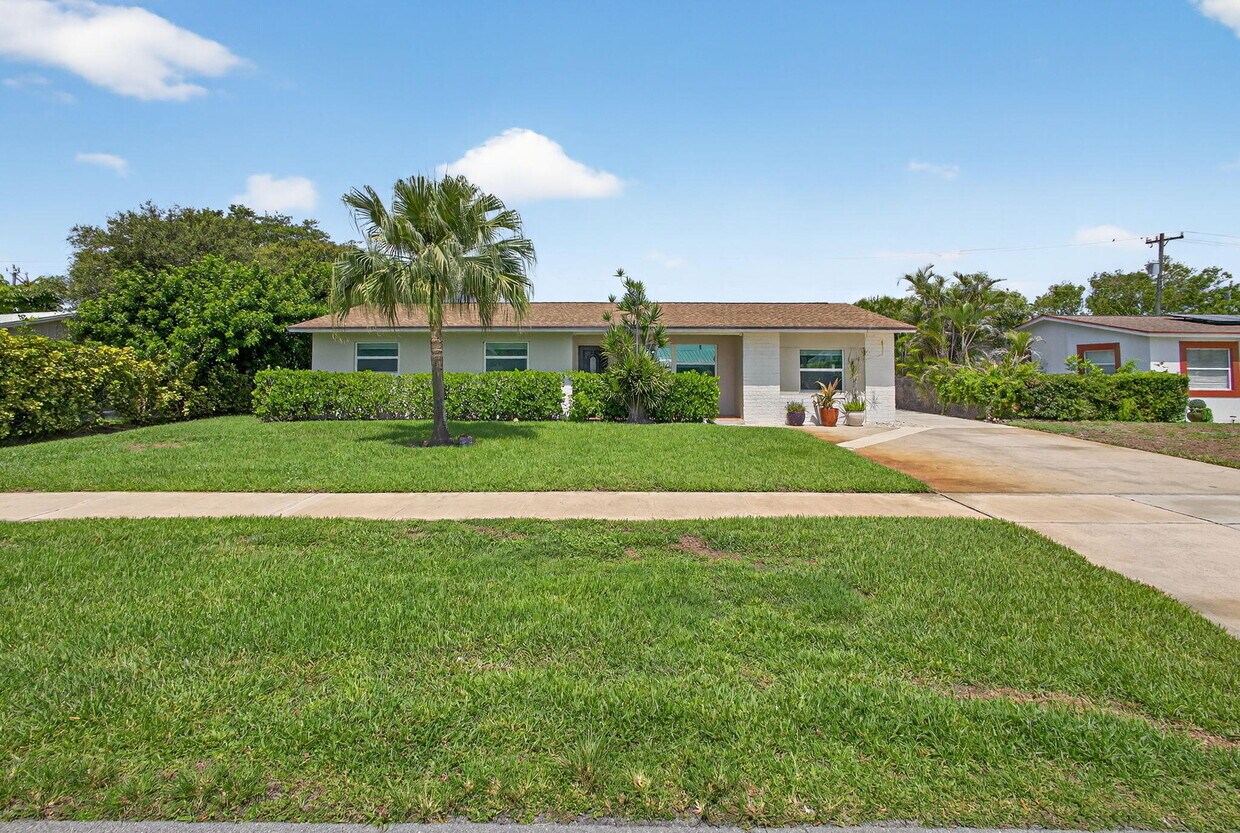 Primary Photo - 704 Juniper Dr