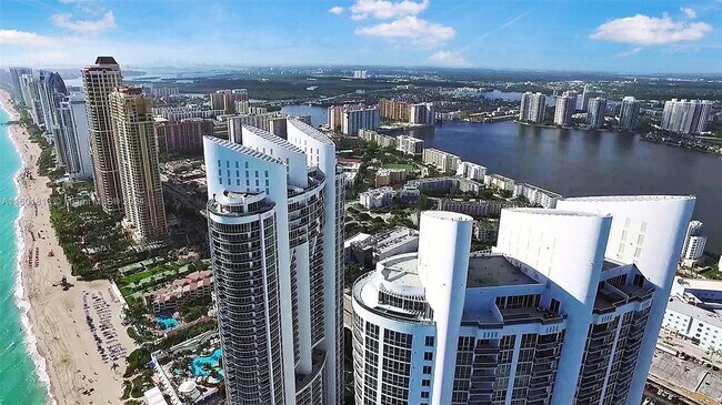 Foto del edificio - 18201 Collins Ave