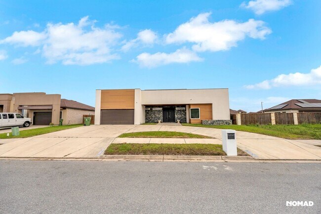 Foto del edificio - Spacious 4BR House in Brownsville