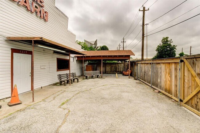 Building Photo - 3317 Bennington St