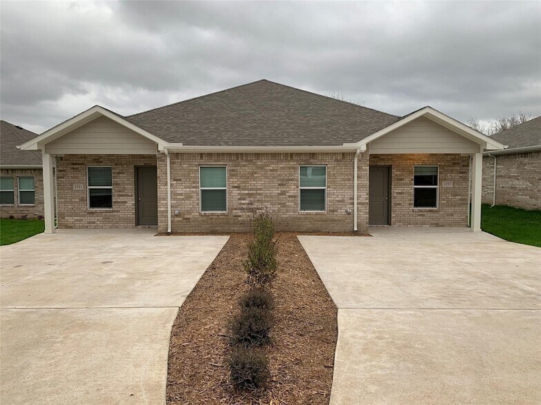 Foto principal - 2321 N Hickory St