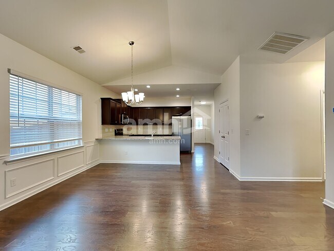 Foto del edificio - 553 Friar Park Ln
