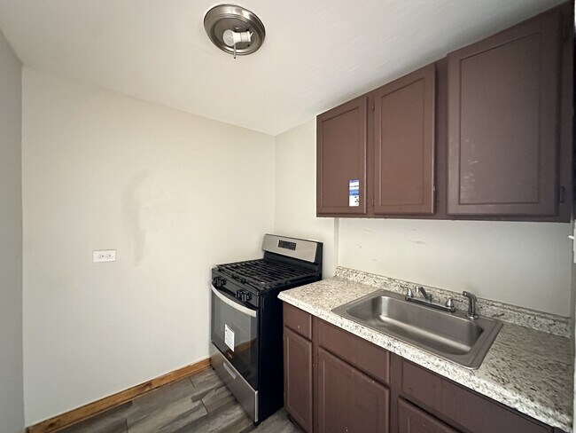Building Photo - 6710 S Claremont Ave