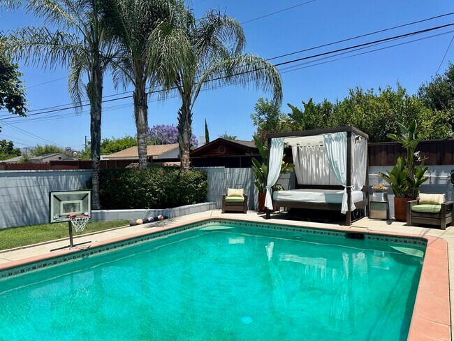 Foto del edificio - 8956 Swinton Ave