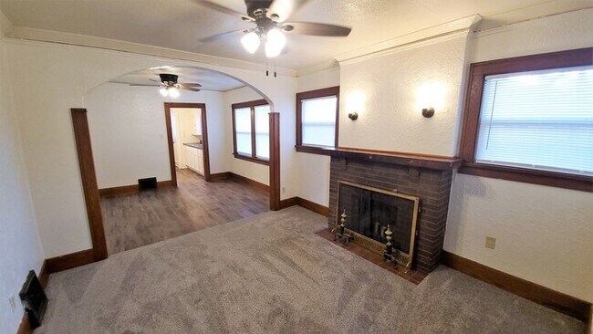 Building Photo - $995 | 2 Bedroom, 1 Bathroom House | Pet F...