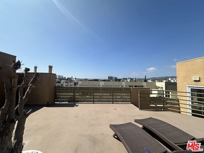 Foto del edificio - 8614 Burton Wy