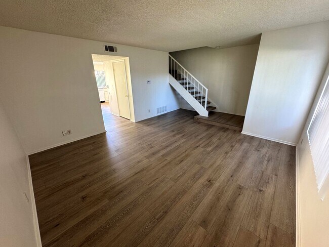 Building Photo - Spacious 3+2.5 Townhome in Woodbridge Park