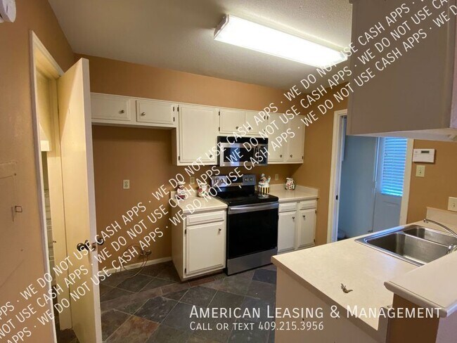 Building Photo - Great Townhome in Beaumont's West End!