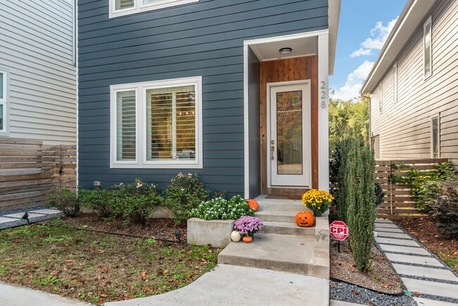Building Photo - Stylish Living Near Lenovo Center – 3BR Ge...
