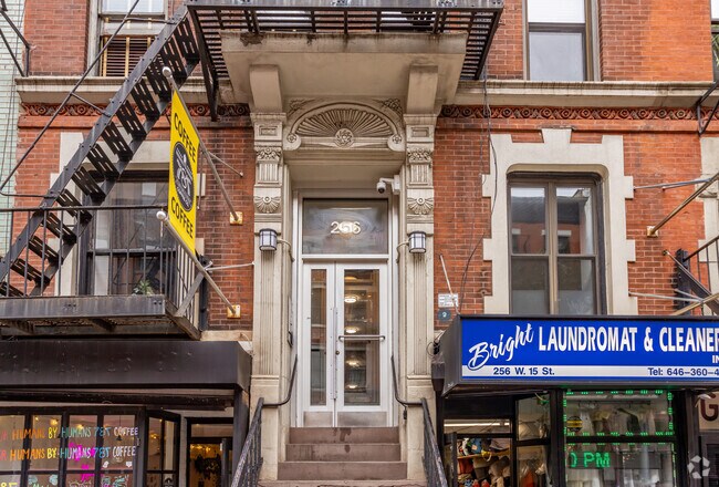 Entrada - 256 W 15th St