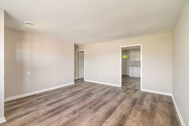 Building Photo - 101 Raintree Ln