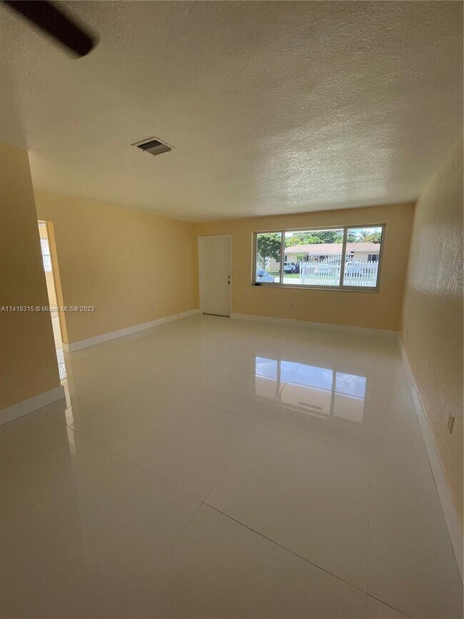 Foto del edificio - 1280 NE 117th St