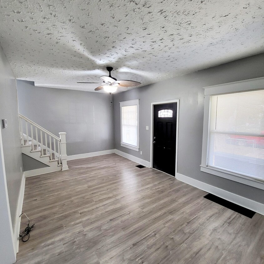 Living room - 1412 Beech St