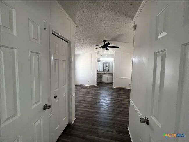 Foto del edificio - 1405 Harris Hill Rd