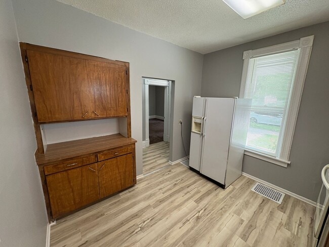 Building Photo - Charming 5-Bed Home Near Campus with Updat...