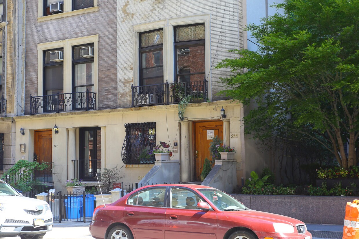 Foto del edificio - 211 W 70th St