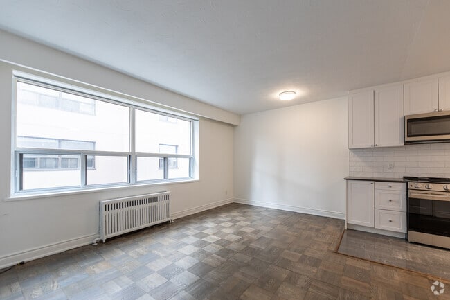 BACHELOR - 430SF - Living Room - 1150 Kingston Rd