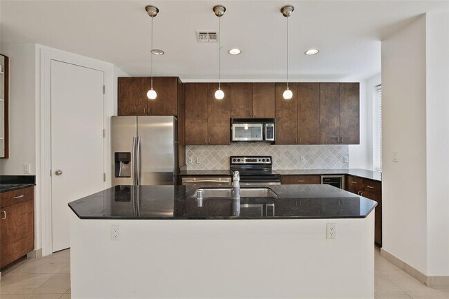 Building Photo - 1505 Elm St