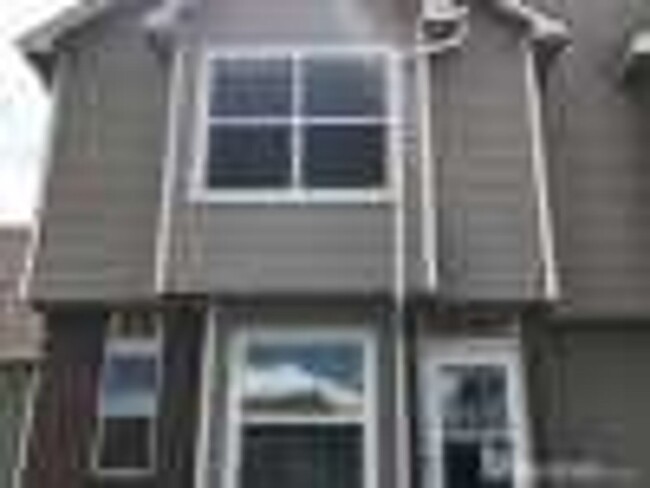 Building Photo - Two story 2 bedroom townhome