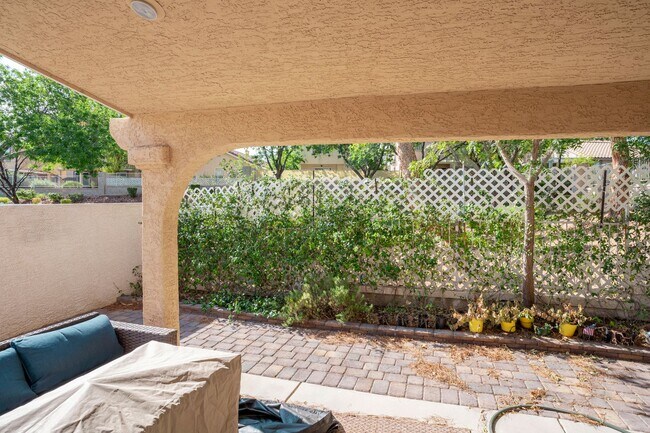 Building Photo - Charming 4-bedroom, 2.5-bathroom home in c...