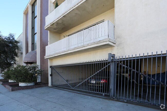 Foto del edificio - 10006 Palms Blvd