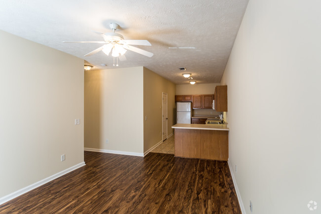 2BR, 2BA - 928 SF - Living Room - Crosswinds Condominiums