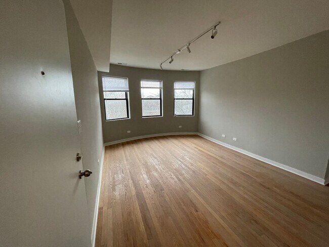 Building Photo - 5454 N Sawyer Ave