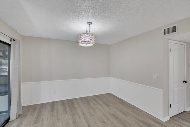 Foto del edificio - Renovated 3 bedroom/ 2.5 bathroom townhome...