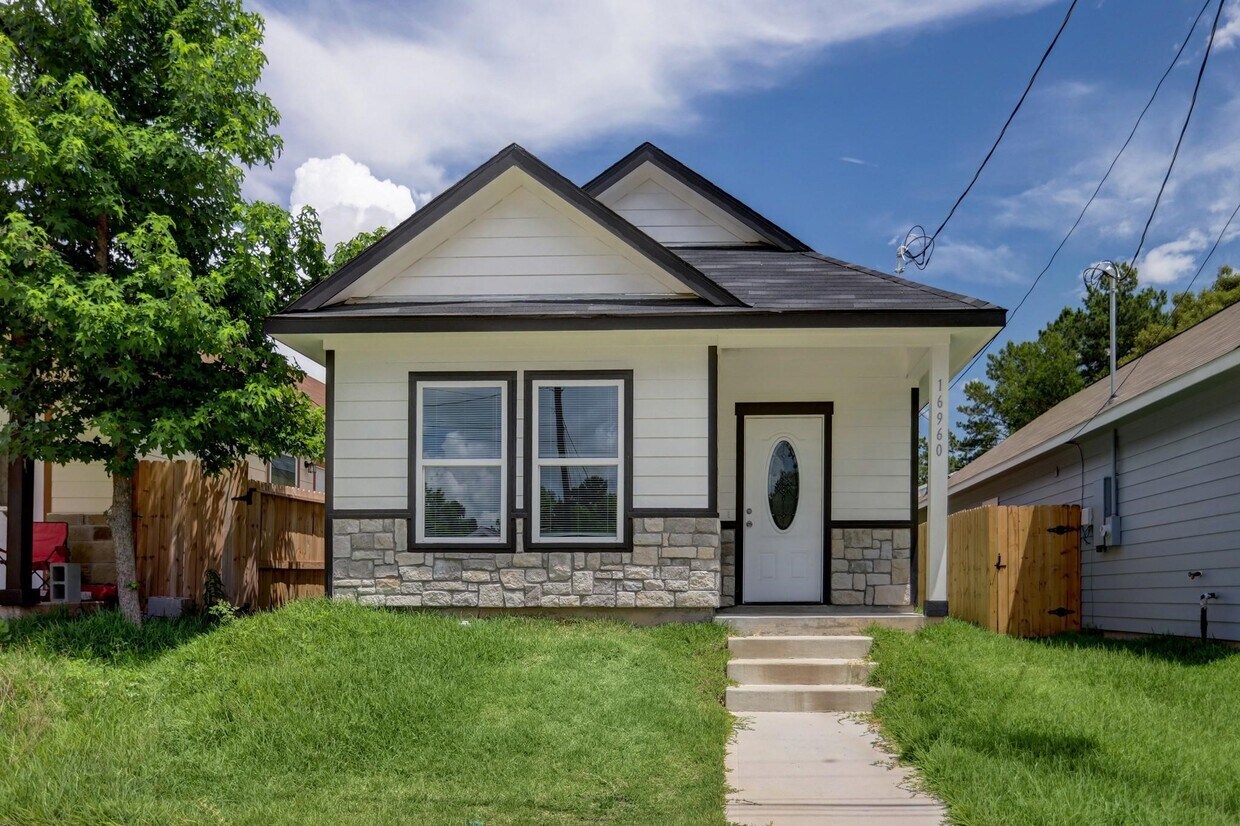 Primary Photo - 16960 W Ivanhoe St