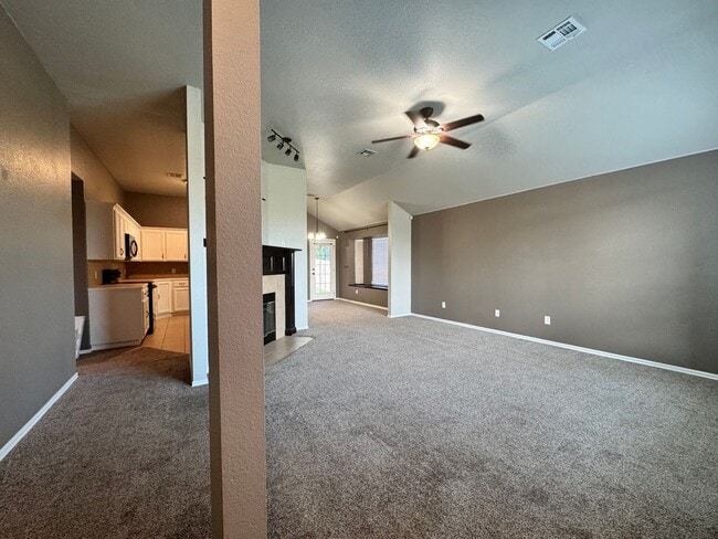 Building Photo - 4 Bedroom Home in Moore
