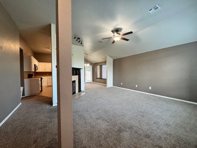 Foto del edificio - 4 Bedroom Home in Moore