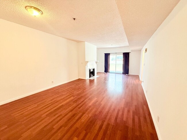Building Photo - One Bedroom Condo in Montrose/Glendale