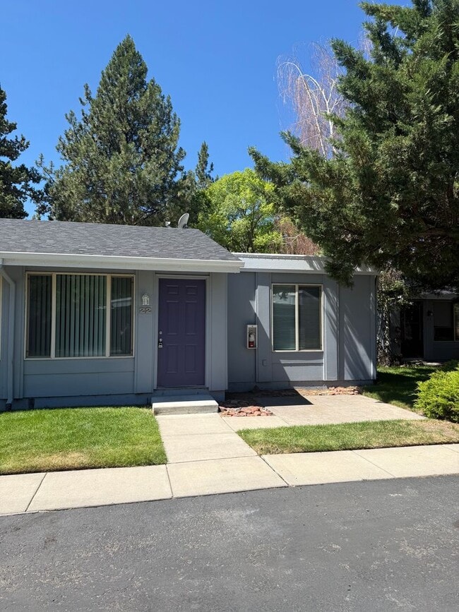 Building Photo - Cozy Condo in NE Bend!