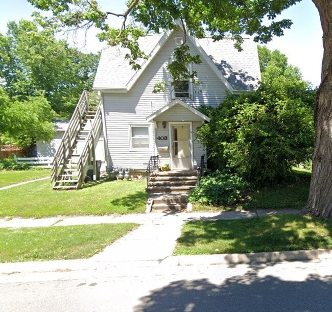 Building Photo - 1 Bedroom, 1 bathroom apartment in great CF location with new flooring throughout!!