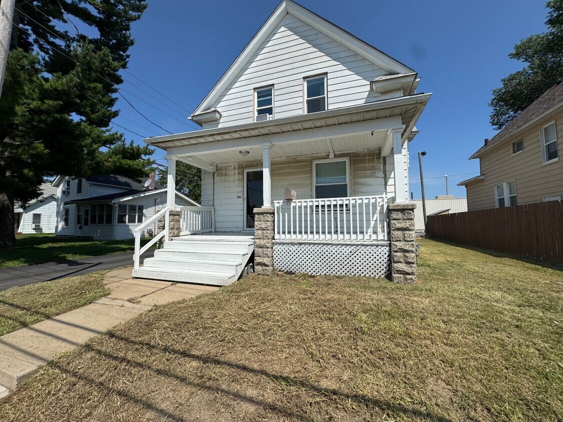 Foto principal - Updated 3 Bedroom Home in Moline