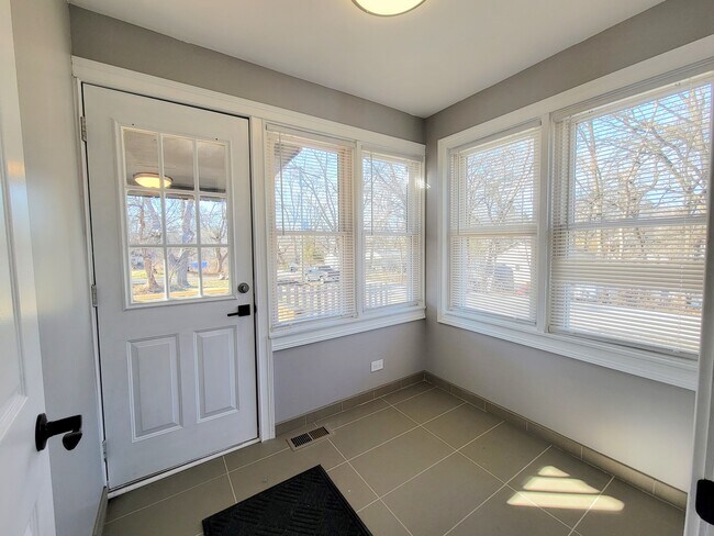 Foto del edificio - 3823 E Wonder Lake Rd