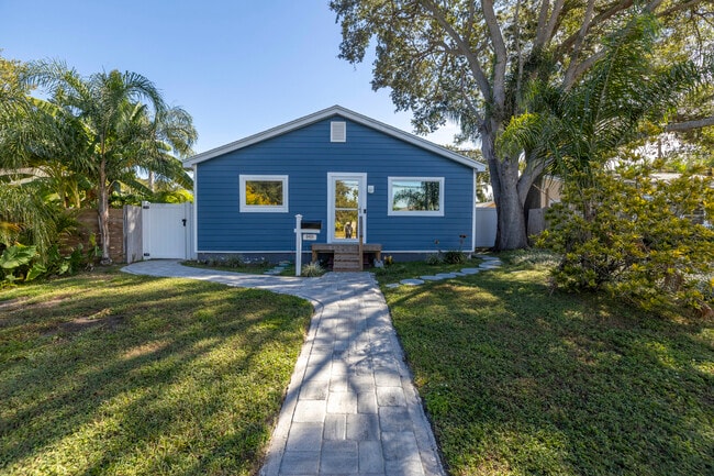 Front yard - 3425 16th St N