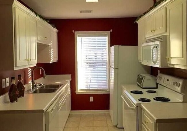 Foto del edificio - 333 Elders Pond Cir
