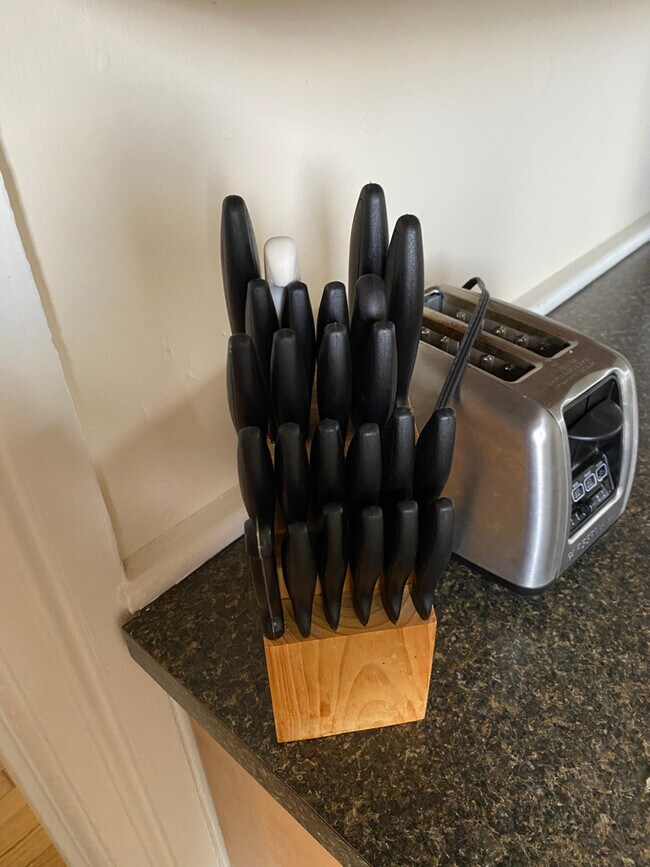 Building Photo - 922 W 3rd St