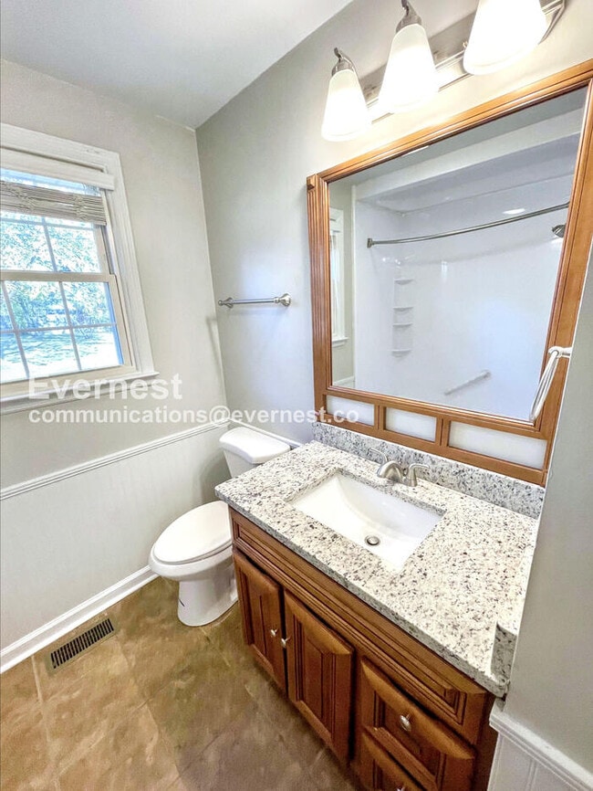 Building Photo - 206 E Hillcrest Dr