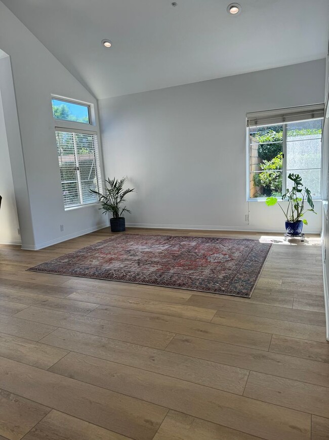 Building Photo - Upgraded 4 Bedroom 3 Bath Home in East Ven...