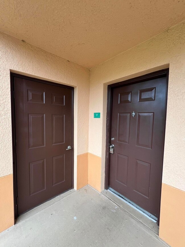 Building Photo - 291 SW Palm Dr