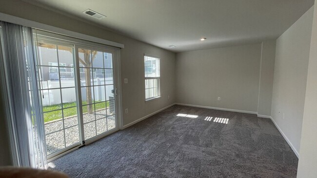 Foto del edificio - 3-Level Townhouse in Stafford