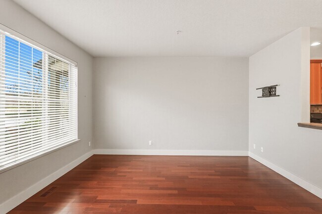 Building Photo - Just Listed!! 2 Bedroom, 2.5 Bathroom Townhouse in Arbor Villebois!