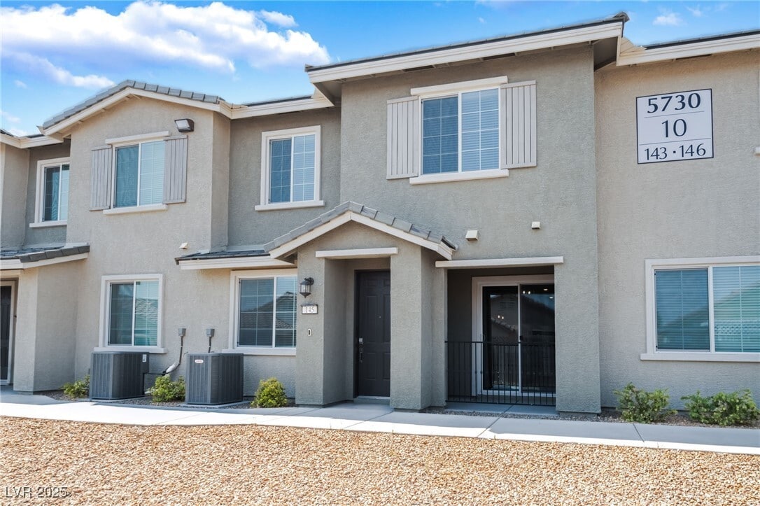 Foto principal - 5730 Sky Pointe Dr