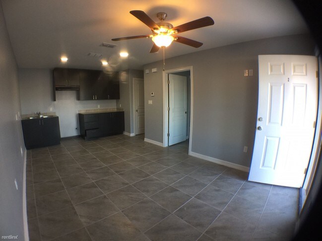 Building Photo - 3200 Hill Crest Dr